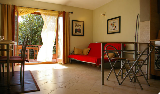 Living room and terrace with sea view