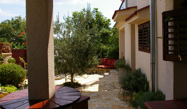 Croatia holiday seaside apartment garden