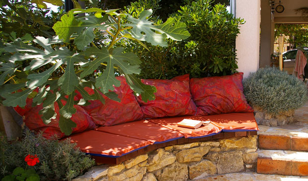 Croatia vacation seaside apartment garden